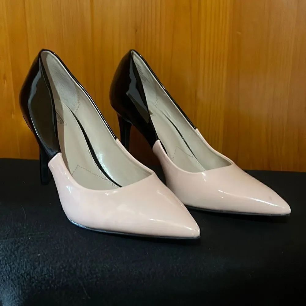 JenniferโLopezโWomen'sโPinkโBlackโPointedโToeโPatentโLeatherโHeelโPumps